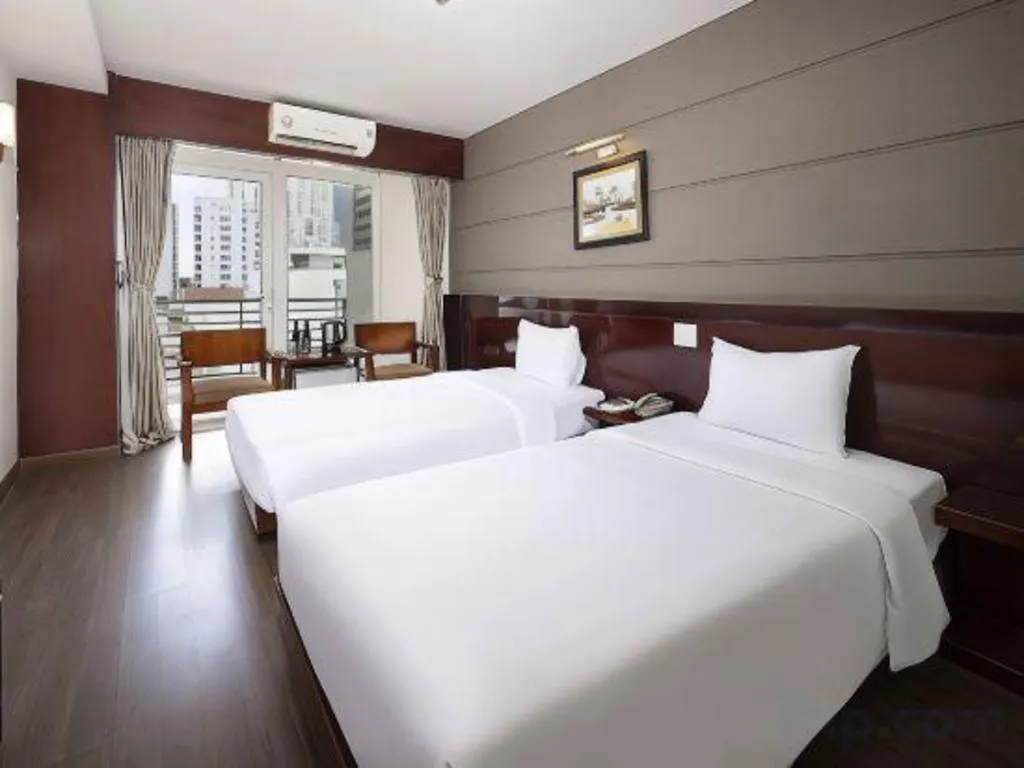 Barcelona Hotel Нячанг