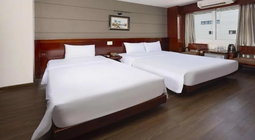 Barcelona Hotel Нячанг